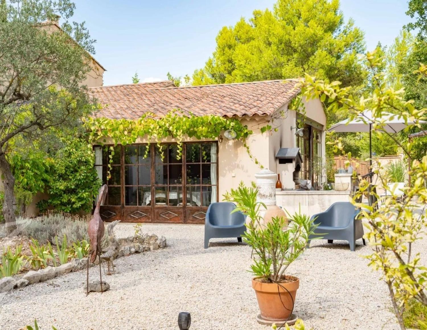  te koop gîtes/ chambres d'hôtes Lacoste Vaucluse 1