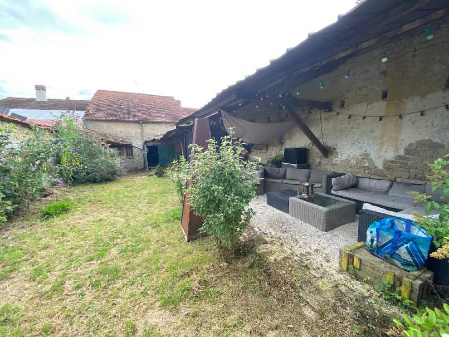  te koop dorpsboerderij Melay Haute-Marne 32