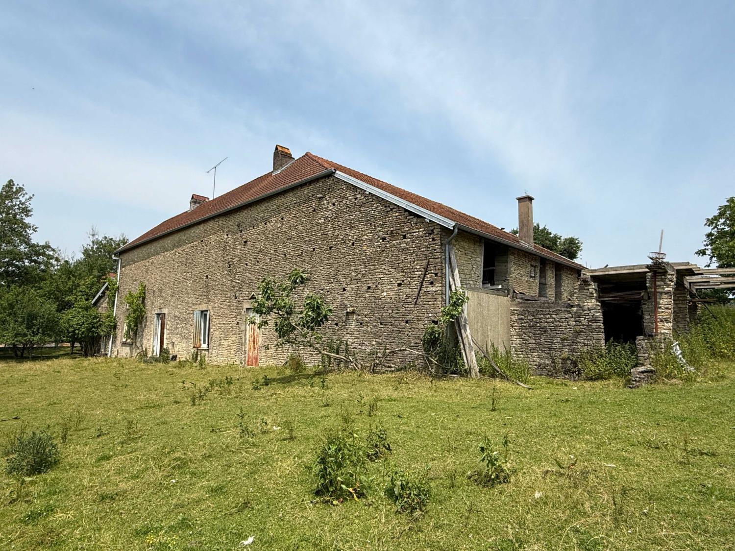  te koop dorpsboerderij Confracourt Haute-Saône 35