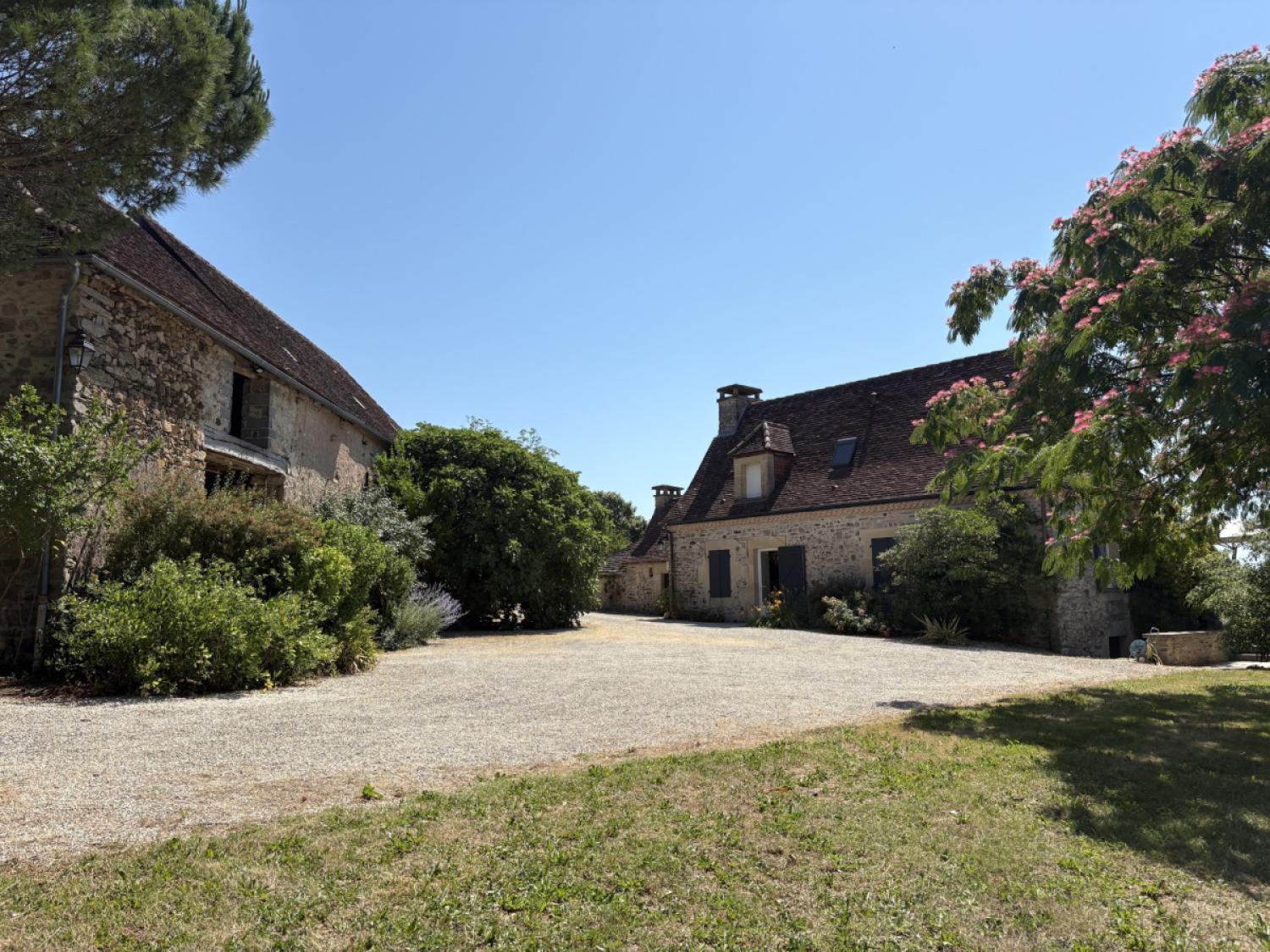 te koop huis met gîte Génis Dordogne 1